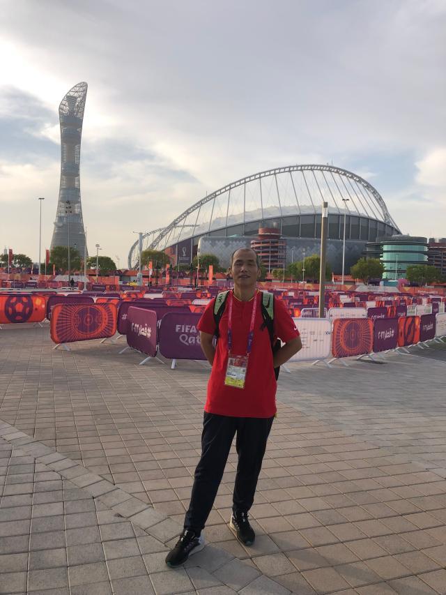 领取完卡塔尔世界杯采访证件后在哈里发体育场以及火炬塔前留念.jpg